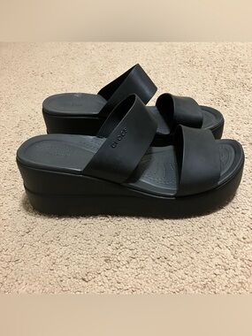 Crocs Brooklyn Mid Wedge two-strap LiteRide comfort Black 3.25” heel Women Sz 9